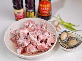 仔排泡冷水，将血水泡出。