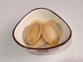 鲍鱼清洗干净切花刀。
