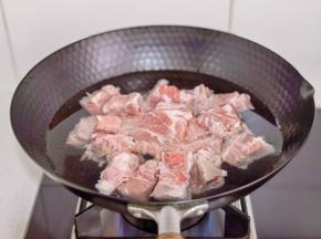 冷水下锅焯水，烧开煮3分钟捞出冲洗沥干水分。