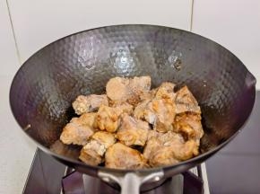 起油锅加入仔排煸炒。