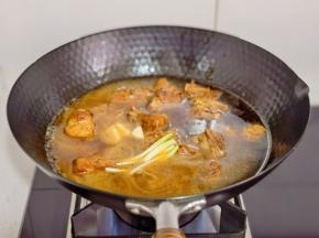 加清水+葱姜蒜把仔排炖烂。