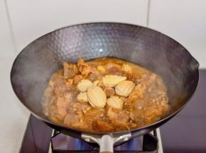 加处理好的小鲍鱼，炖6分钟。