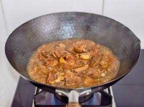 加盐调味，大火收汁出锅。