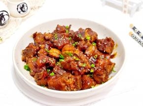 盛出装盘撒葱花芝麻。