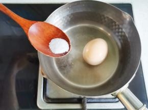 鸡蛋加盐煮熟。