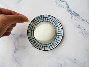 剥壳后用牙签戳一些小洞使其入味。