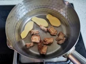 换一锅纯净水，放当归和姜片煮15分钟。