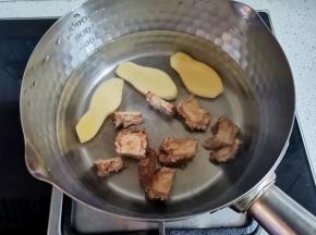 换一锅纯净水，放当归和姜片煮15分钟。