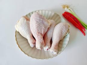 准备好鸡腿，辣椒，葱。