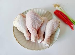 准备好鸡腿，辣椒，葱。