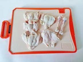 先把鸡腿去骨。