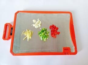 辣椒，蒜，葱，生姜分别切好备用。