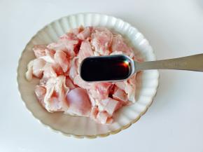 切好的鸡丁加生抽一勺，老抽半勺，蚝油一勺。