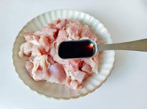 切好的鸡丁加生抽一勺，老抽半勺，蚝油一勺。