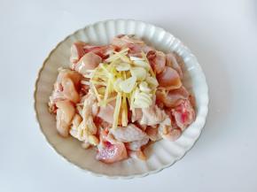 加葱段姜蒜，料酒去腥。