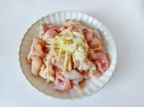 加葱段姜蒜，料酒去腥。