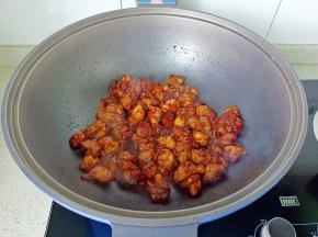 爆炒到表面金黄。