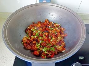 加孜然粉，葱花，辣椒丁翻炒均匀即可出锅。