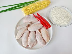 准备好鸡翅，糯米，玉米。