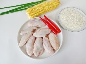 准备好鸡翅，糯米，玉米。