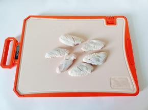 鸡翅两面改刀，便于入味。