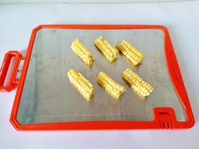 玉米对半切开，切成长条。