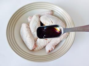 蚝油一勺，料酒一勺。