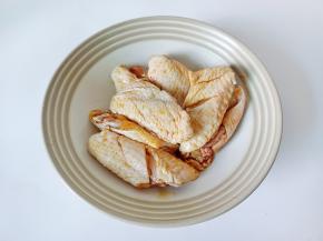 葱段，姜丝抓拌均匀腌制半小时。