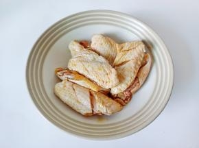 葱段，姜丝抓拌均匀腌制半小时。