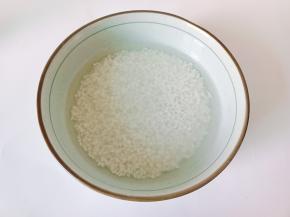 糯米提前浸泡一夜。