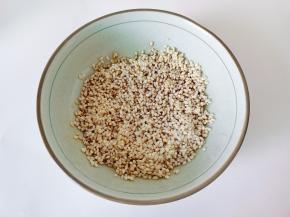 泡好的糯米沥干水分，加点生抽，可以有底味。