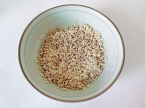 泡好的糯米沥干水分，加点生抽，可以有底味。