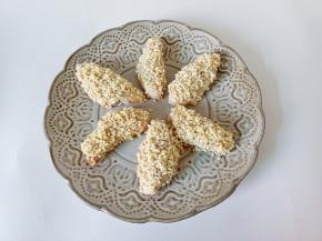 把鸡翅裹上一层糯米。