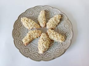 把鸡翅裹上一层糯米。