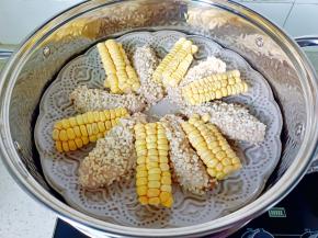 蒸锅上汽后，把盘子放在上面。