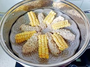 蒸锅上汽后，把盘子放在上面。