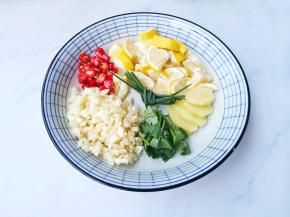 配料洗净切碎。