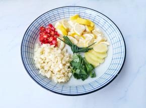 配料洗净切碎。