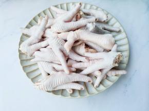 鸡爪去掉趾甲。