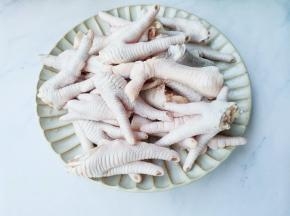 鸡爪去掉趾甲。