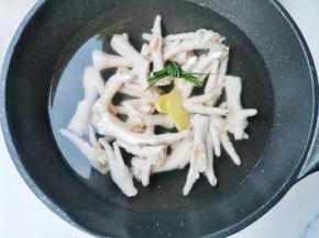 加葱姜，料酒，煮15分钟捞出来，