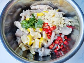 再加蒜末，柠檬，小米辣，香菜、