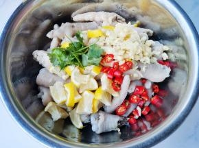 再加蒜末，柠檬，小米辣，香菜、