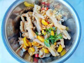 加一袋泰式酸辣汁，抓拌均匀就可以开吃啦。