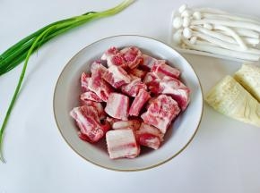 准备好需要的食材，冬笋是自家刚挖回来的。