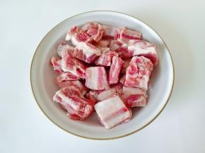 排骨冷水浸泡两小时，泡出杂质。