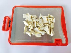 冬笋切成滚刀块