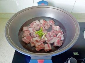 加入切好的葱段