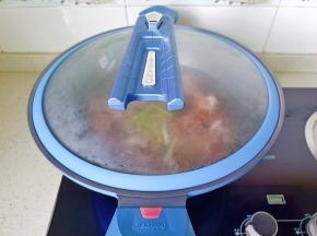 盖上盖子焯水两分钟。