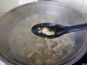 排骨焯水期间撇去浮沫，焯水的排骨捞出，清洗干净，控干水分